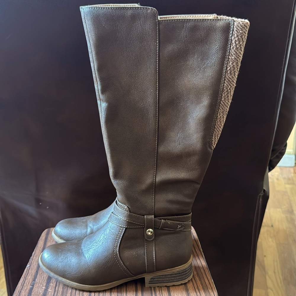 Knee boots